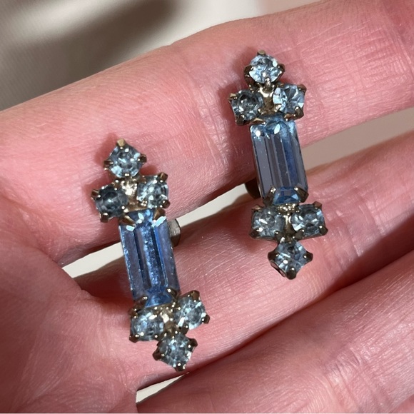 Vintage 1940’s Retro Deco Emerald cut Pale Blue Glass Silver Screw Back Earrings - Picture 8 of 11